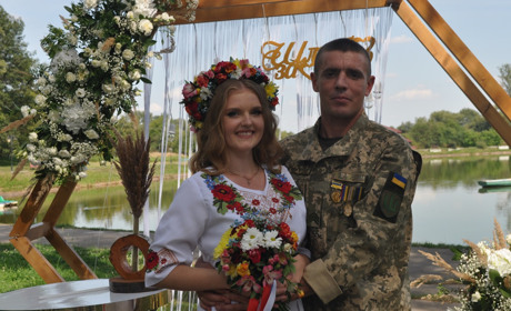 У  Калуші — 100-а церемонія "Шлюбу за добу": одружилися військовий Ілля  і медсестра Наталя