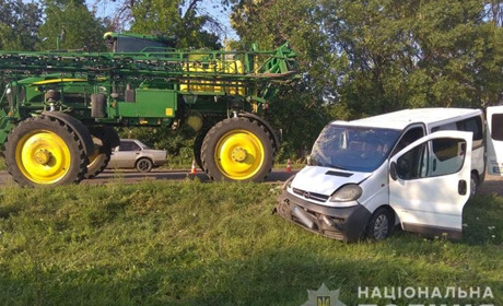 У Волноваському районі трактор зіштовхнувся з легковиком: травмовано 5 людей