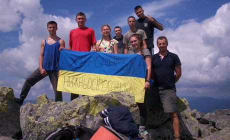 Учні і студенти з Сірогозщини підняли Державний Прапор на найвищих гірських вершинах України