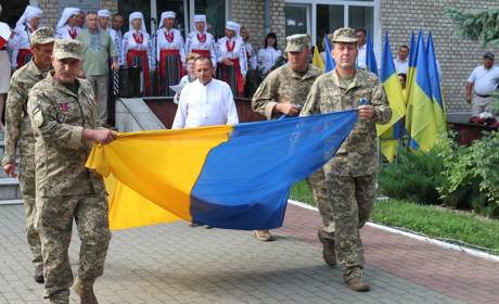 Підняли прапор та заспівали гімн – так у Старокостянтинові відзначили державні свята