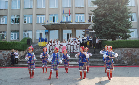 У Калуському районі урочисто підняли Державний Прапор