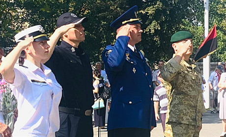 День Независимости Украины в Измаиле: возложение, мини-концерт, грамоты и яркая выставка (видео)