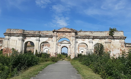 Мандри Хмельниччиною: палац Сангушків в Ізяславі чекає 