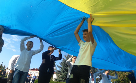 У Володимирці  День Прапора і День Незалежності України відзначили маршем, нагородами і автопробігом