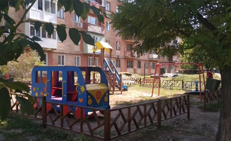 У місті Курахове збільшилась кількість дитячих майданчиків та мультикомплексів