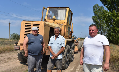 Проблемну ділянку дороги на Сірогозщині ремонтують два фермерських господарства 