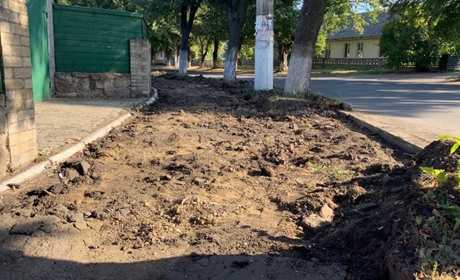 На вулиці Центральній у Волновасі демонтують тротуар