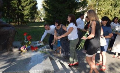 І на сесії, і біля монументу вшанували загиблих захисників країни