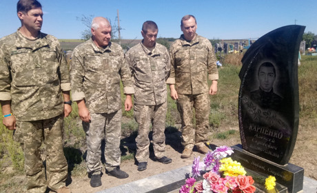 До могил загиблих воїнів АТО поклали живі квіти