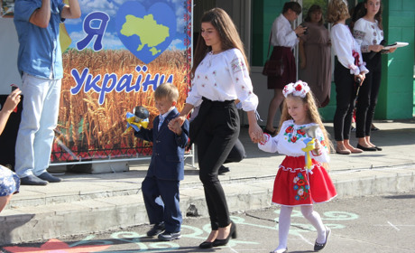 Квести, ігри та майстер-класи:  у Добропіллі нетрадиційно провели святкові лінійки