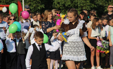 День знань у Ніжині: скільки першачків пішли до шкіл та яким було свято у ЗОШ №10