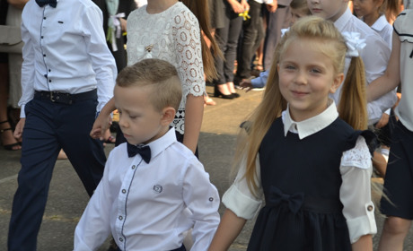 Перший дзвінок у старокостянтинівських школах: про флешмоби, дрес-код і мрії, випущені в небо