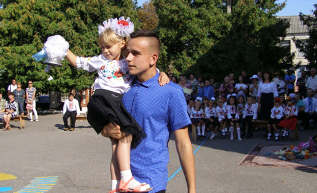 Школярів села Бурти привітали священник та професор