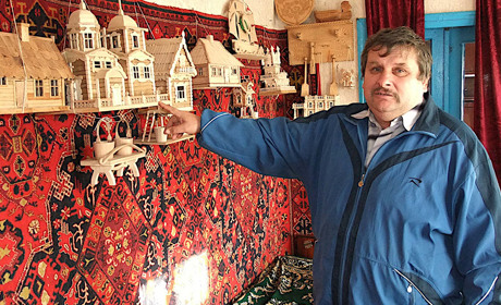 Микола Сьомка з Ліщинки знає, як “будувати” церкви й палаци зі шпону