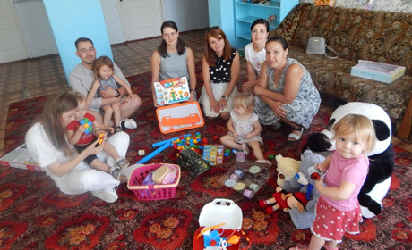 Іграшки замість квітів несли гості на весілля Андрія та Вікторії Рудевичів 