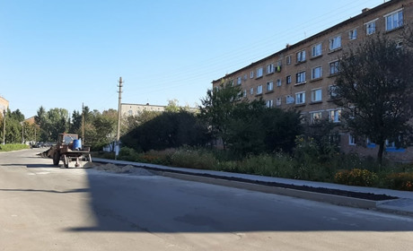 У Старокостянтинові по вулиці Прокоп'юка ремонтують тротуари