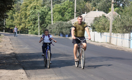 У Нижні Дуванці Сватівського району відремонтували частину дороги, яку перекривали селяни