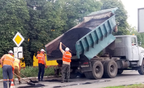 Сватівські дорожники зробили ямковий ремонт дороги до Травневого
