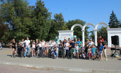 Велопробіг у Білопіллі «посадив» на велосипеди і дорослих, і малих
