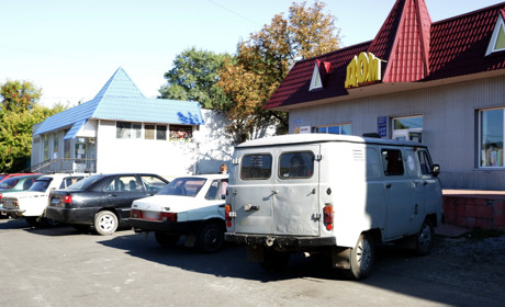 Является ли нарушением парковка автомобилей на тротуарах возле магазина «Дом» и кофейни «Kava plus»