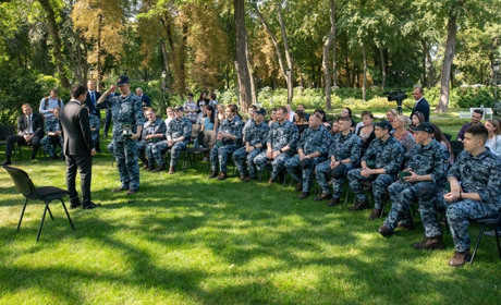 Президент подарував годинник і квартиру в Одесі колишньому бранцю нашому земляку Євгену Семидоцькому