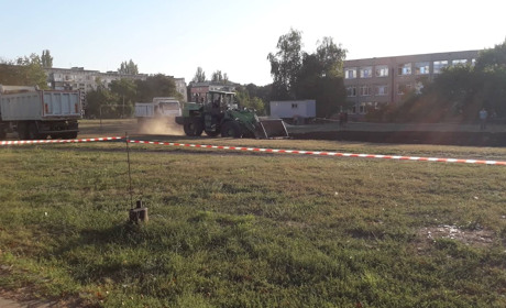 В Добропіллі почали будувати стадіон зі штучним  покриттям