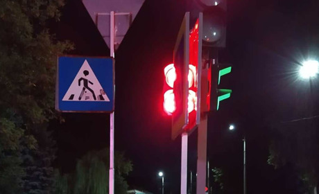 На проспекті Перемоги перекрили світлофор дорожнім знаком 