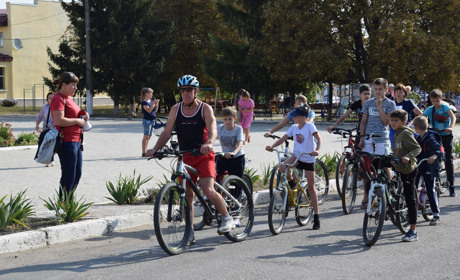П'ятдесят велосипедистів проїхали в заїзді на честь дня народження Троїцького