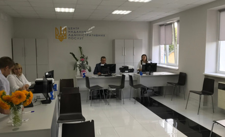 Підслухано у ЦНАПі: що роблять та про що говорять у черзі за адмінпослугами