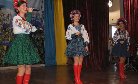 На День села у Стайках співав вокальний гурт “Червоні маки”, а ювілярам вручалися пам’ятні подарунки