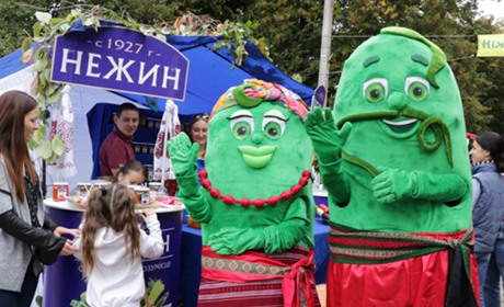 Огірковий смузі та інші делікатеси з огірка пропонували на фестивалі в Ніжині