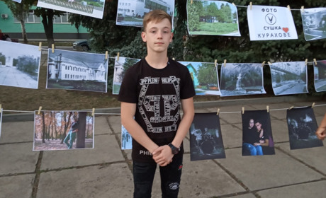 Школяр із Курахового відкрив власну фотостудію і почав на цьому заробляти