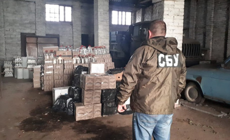 На Кіцманщині СБУ блокувала незаконне виробництво та збут контрафактних цигарок та алкоголю