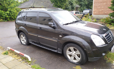 Прокурору Добропілля пробили колеса автівки після засідання суду по справі бойовика «ДНР»