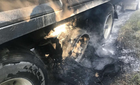 У Новому Киселеві загорівся причеп фури, бо колесо не витримало навантаження (фото)