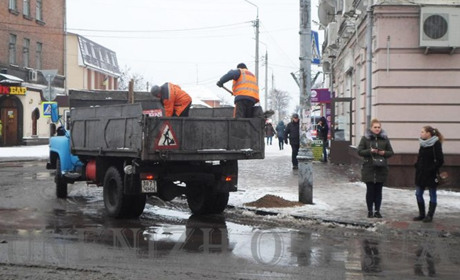 Експеримент від комунальників: ніжинські тротуари не посипатимуть піском 