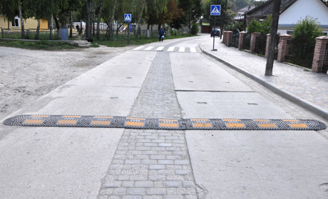 У Чорткові на вулиці Шопена з`явилися «лежачі поліцейські»