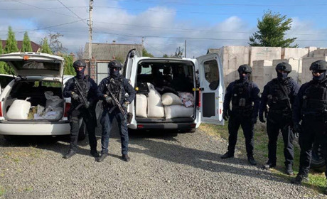 У Володимирці поліцейські конфіскували у місцевих жителів майже 600 кілограмів бурштину (відео)