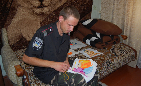 Поліцейський із Демівщини вишиває картини та ікони