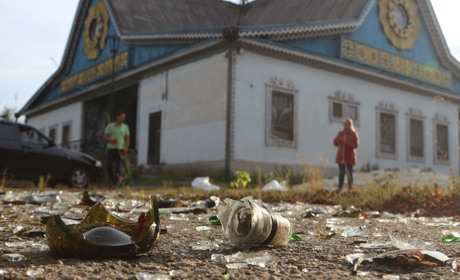 Добропільські активісти прибрали територію занедбаного кафе