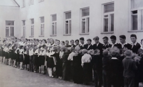 Білопільчанка Людмила Мішкіна просить  відгукнутися своїх однокласників 1960 року випуску