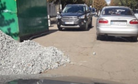 Ремонт тротуару в центрі Білопілля викликає масу незручностей: чи довго їх терпіти?