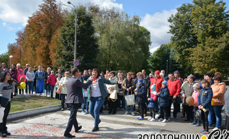 У Золотоноші біля фонтанів масово виконували «Чорнобривці»
