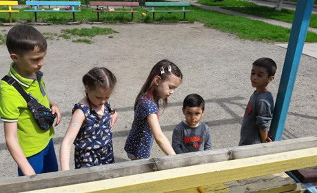 У Болгарському жителі зробили благоустрій власноруч: пофарбували лавочки, стовпи, зробили гойдалки