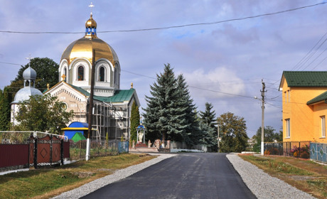Село Ромашівка славне новенькими вулицями, довгожителькою і чотирма цвинтарями