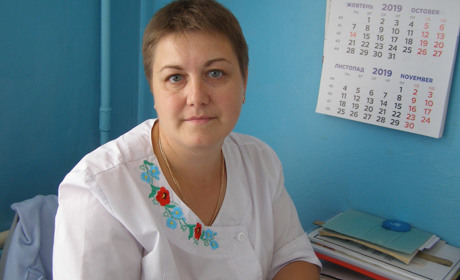 Медсестра Оксана Харитонова зізнається, що у медицину потрапила завдяки мудрості матері