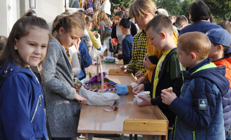 Чортківська гімназія влаштувала ярмарок для збору коштів на лікування онкохворої випускниці