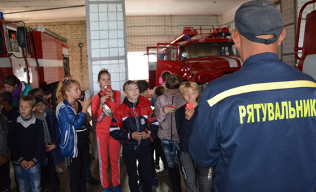 Учні Гончарівської школи Сватівського району побували у пожежній частині: що вони там бачили