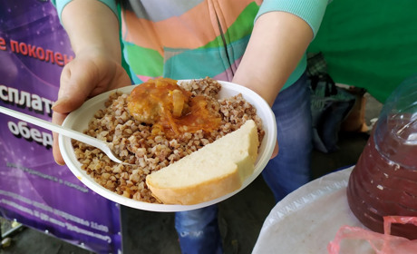 У Добропіллі безкоштовно годують малозабезпечених людей