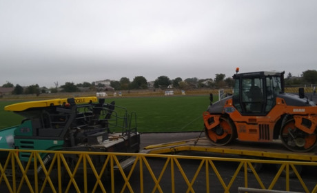 На стадіоні «Центральний» завершують реконструкцію бігових доріжок